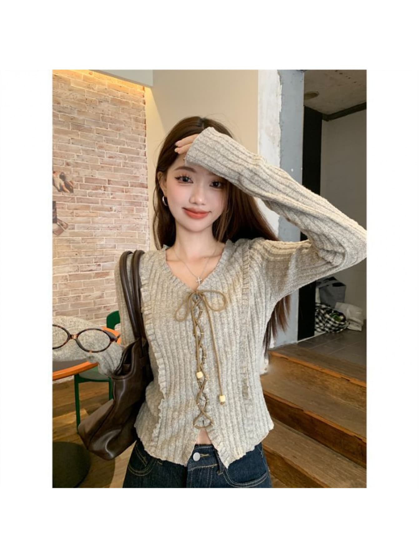 【ヴィンテージ風】 レースアップ Tシャツ レディース 長袖 カットソー トップス Ｖネック リボン 紐 リブ 編み上げ フロントリボン シャーリング フリル 伸縮性 ストレッチ タイト スリム 着痩せ 細見え ウエストマーク 体型カバー 秋 冬 春 インナー 重ね着 ロンT