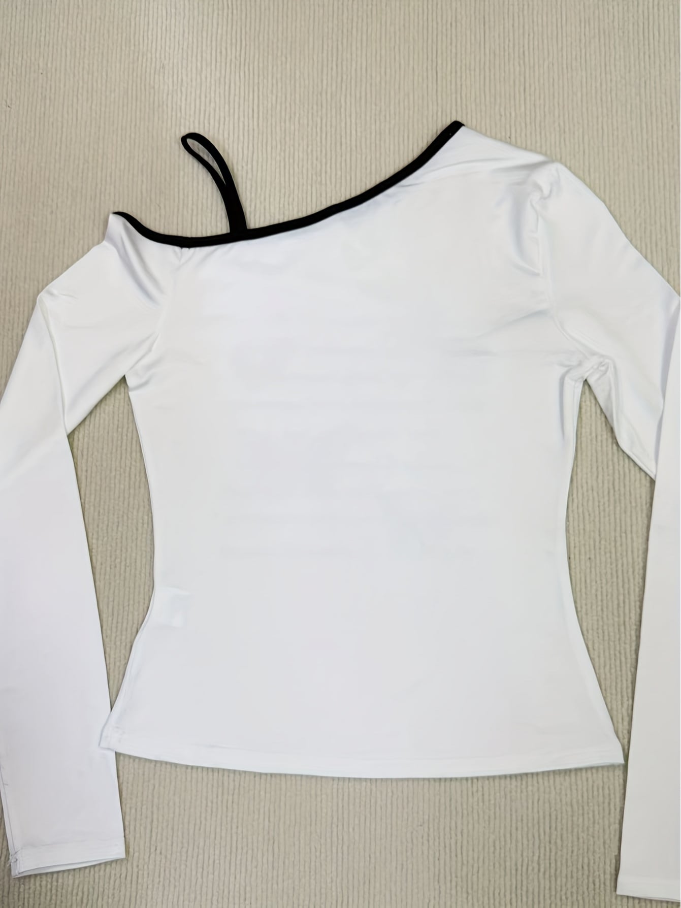 【Y2Kトレンド】ワンショルダー トップス レディース 長袖 肩出し アシンメトリー カットソー Tシャツ ロンT タイト スリム フィット 着痩せ 細見え デコルテ セクシー 可愛い 韓国ファッション ストリート ダンス 衣装 春 夏 秋 白 黒 バイカラー 鎖骨強調 10代 20代