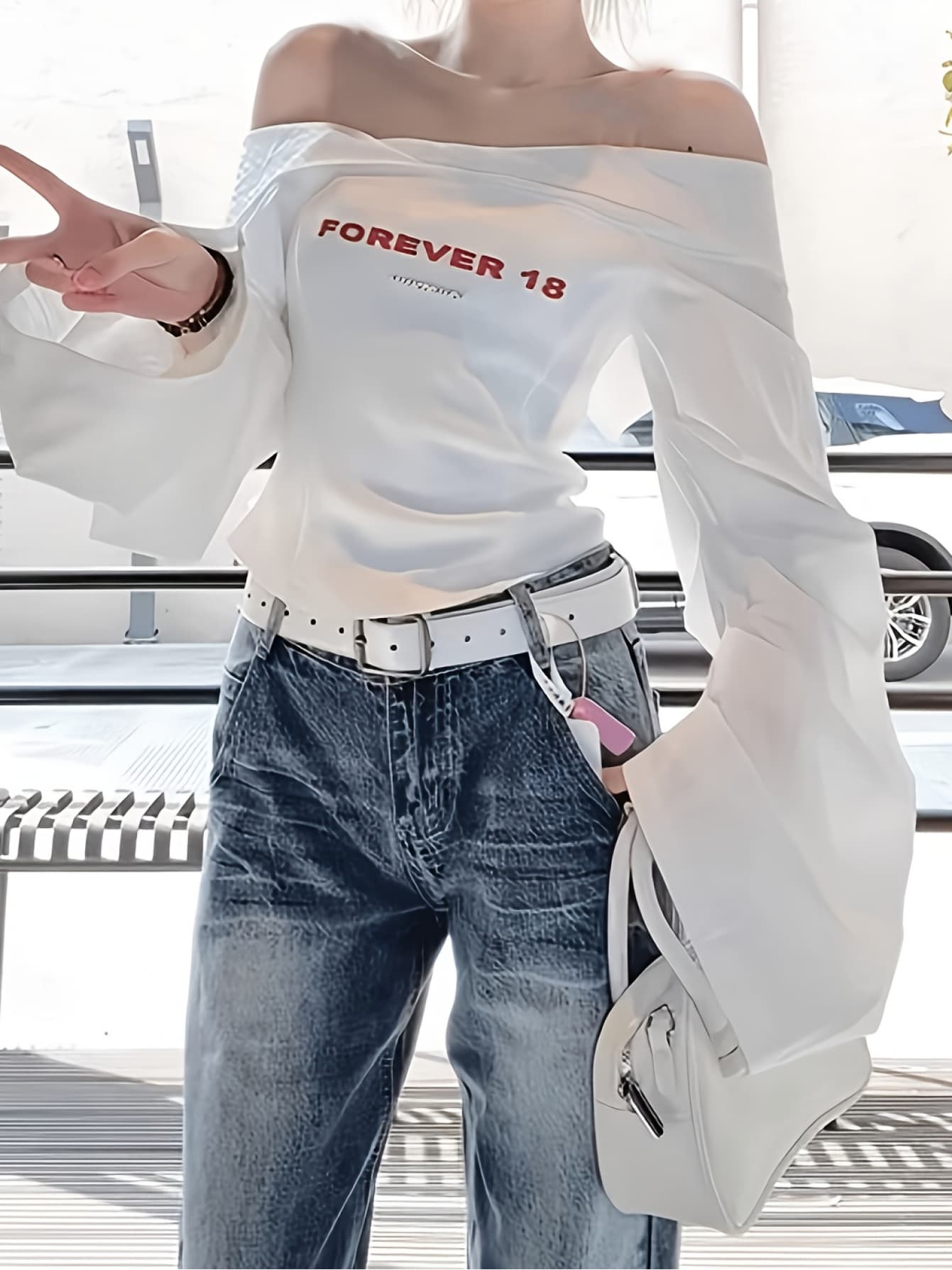 オフショルダー トップス レディース 長袖 ベルスリーブ カットソー ロゴTシャツ 肩出し ボートネック 英字 プリント ロンT 春 夏 秋 カジュアル ストリート 韓国 風 ファッション 体型カバー 着痩せ 細見え デコルテ 鎖骨出し 大人可愛い セクシー お出かけ ダンス