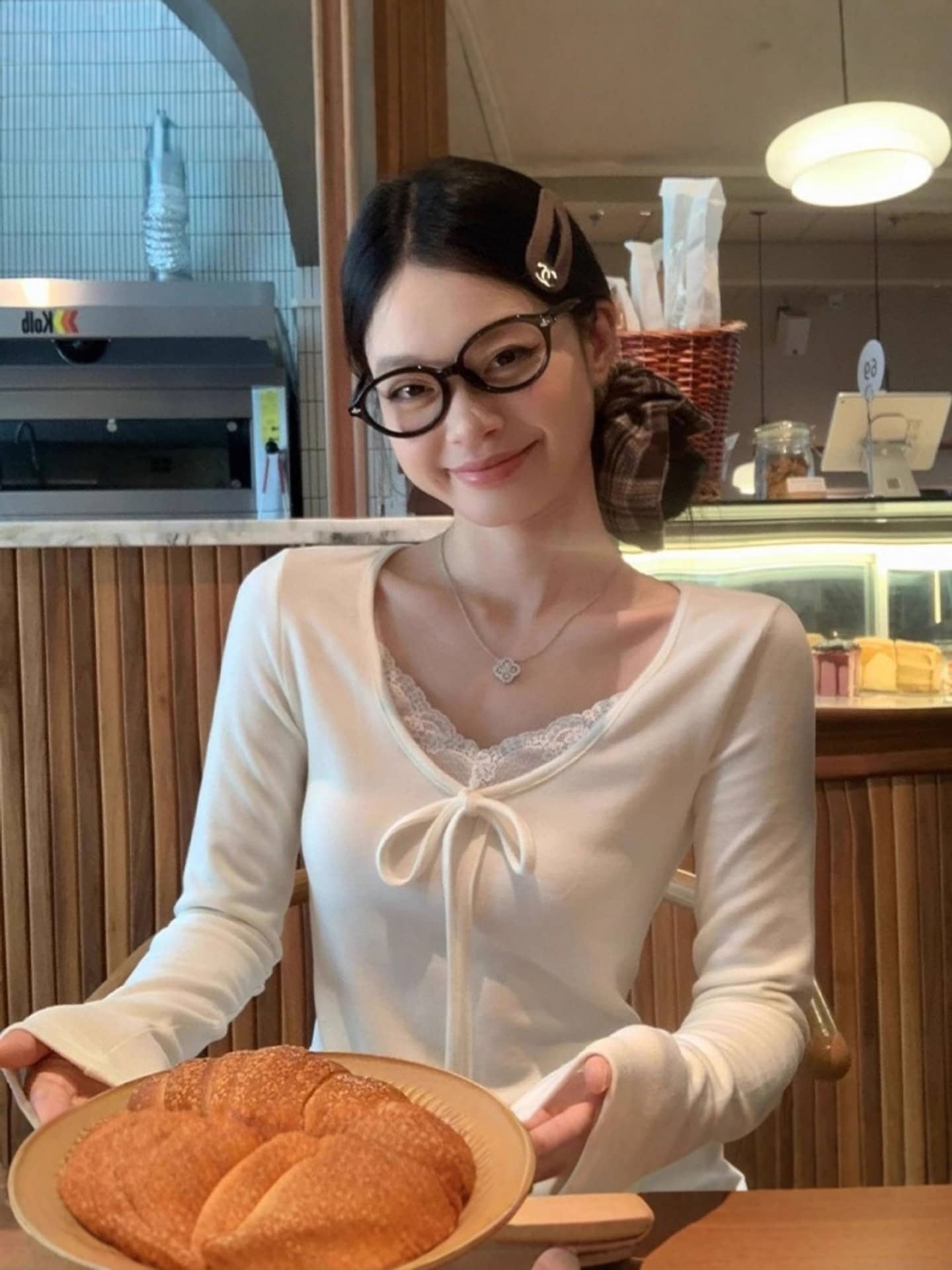 【大人可愛い】Vネック レース カットソー レディース 長袖 リボン トップス ロンT Tシャツ インナー 重ね着 タイト スリム きれいめ オフィス 通勤 カジュアル アイボリー ホワイト 生成り 白 春 秋 20代 30代 40代 おしゃれ 伸縮 体型カバー 着痩せ 細見え 柔らかい