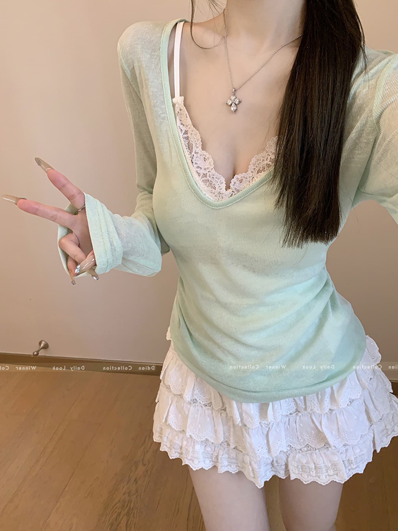 【透け感を楽しむ】シアー カットソー レディース Vネック 長袖 ロンT トップス ブラウス シースルー 薄手 涼しい UVカット 日焼け対策 冷房対策 重ね着 インナー 無地 シンプル ストレッチ 伸縮性 柔らかい 体型カバー 着痩せ 細見え 春 夏 秋 大人可愛い きれいめ