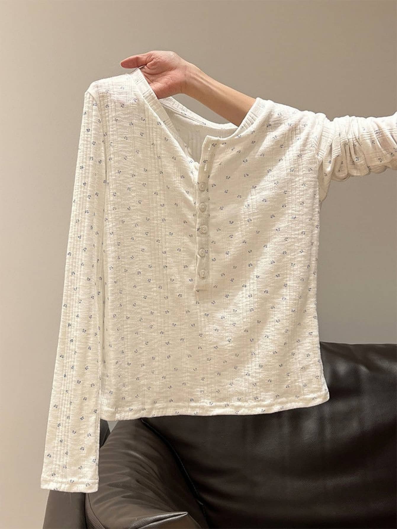 【大人可愛い】 花柄 カットソー レディース 長袖 ヘンリーネック Tシャツ トップス ロンT 小花柄 総柄 インナー 重ね着 伸縮性 ストレッチ 柔らかい 着痩せ 体型カバー 細見え カジュアル キレイめ オフィス 通勤 ママコーデ 20代 30代 40代 春 秋 冬 白 ホワイト