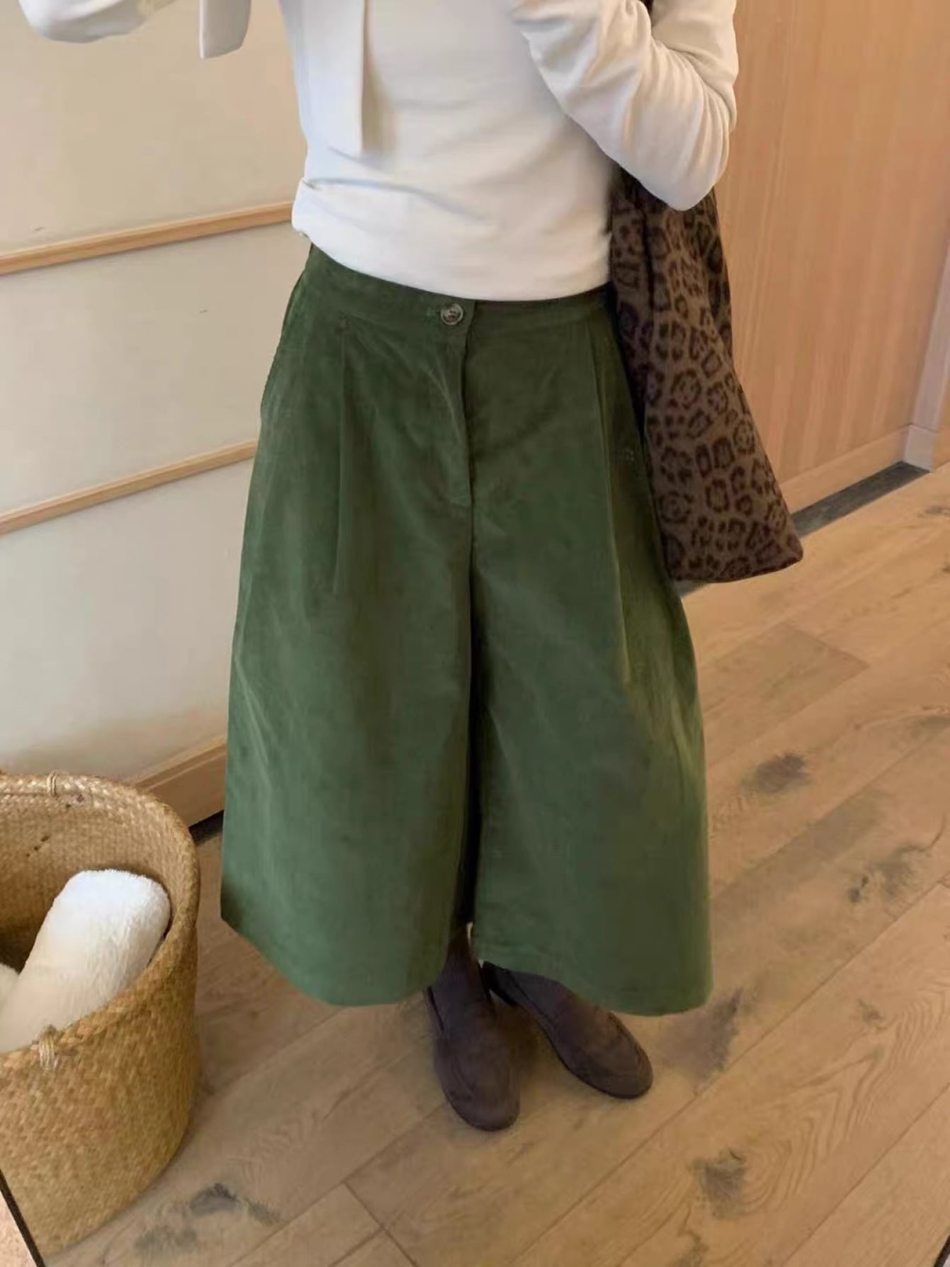 【温かみのある旬顔】コーデュロイ ワイドパンツ レディース ガウチョパンツ 8分丈 9分丈 ボトムス ズボン クロップドパンツ タック ハイウエスト レトロ カジュアル ナチュラル ゆったり 体型カバー 着痩せ 細見え 美脚 楽ちん ポケット付 秋冬 秋 冬 通勤 普段着