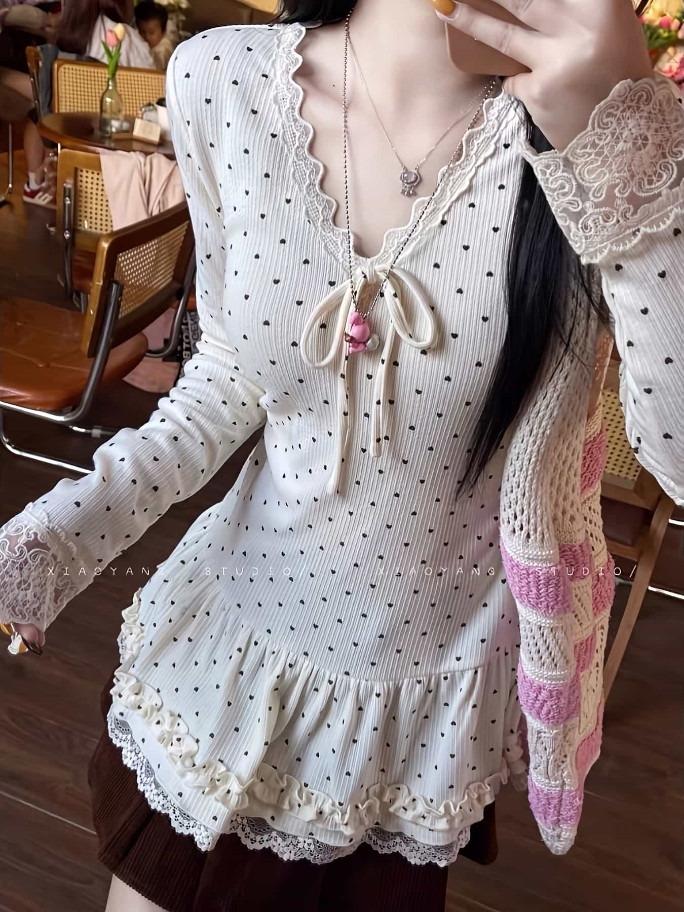 【大人可愛い】 カットソー レディース 長袖 Tシャツ ロンT トップス インナー ティアード チュニック 裾フリル レース リボン Vネック ドット柄 水玉模様 着痩せ 体型カバー 二の腕カバー 細見え 伸縮性 ストレッチ 重ね着 きれいめ フェミニン ガーリー 春 秋 冬