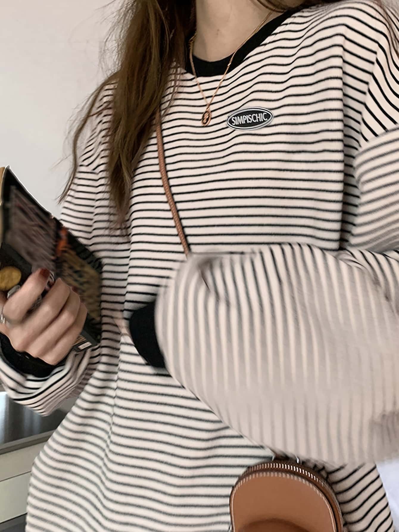 【レトロボーダー】Tシャツ レディース 長袖 ボーダー ロンT カットソー チュニック ロング丈 トップス クルーネック 丸首 英字 ロゴ ワッペン ワンポイント プルオーバー ゆったり 体型カバー 二の腕カバー 着痩せ 細見え 楽ちん カジュアル きれいめ 大人可愛い 春