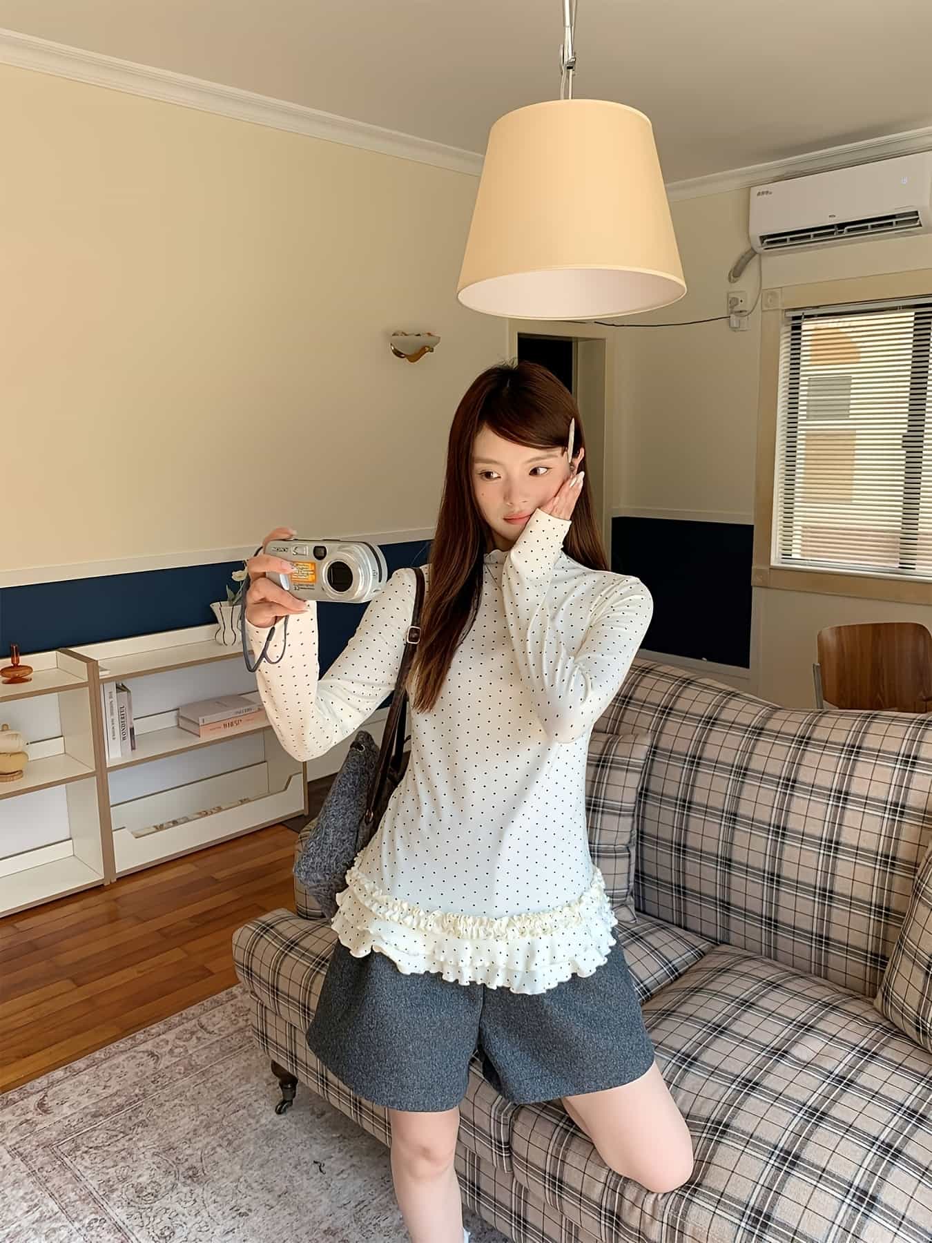 【大人可愛いドット柄】 カットソー レディース 長袖 ハイネック 裾フリル ペプラム トップス 水玉 メロウ ブラウス ロンT Tシャツ インナー 重ね着 レイヤード 春 秋 冬 白 きれいめ 着痩せ 細見え 体型カバー 華奢見え 20代 30代 40代 50代 オフィス 通勤 デート