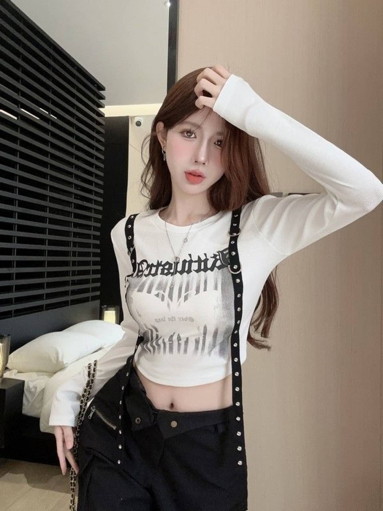 【美脚見せ】Tシャツ レディース 長袖 カットソー ロンT クロップド丈 ショート丈 トップス プリント ｔシャツ スリム タイト 細見え 着痩せ 体型カバー へそ出し 腹チラ y2k ファッション ストリート 地雷系 量産型 ダンス 衣装 韓国風 カジュアル 春 秋 冬 白 黒