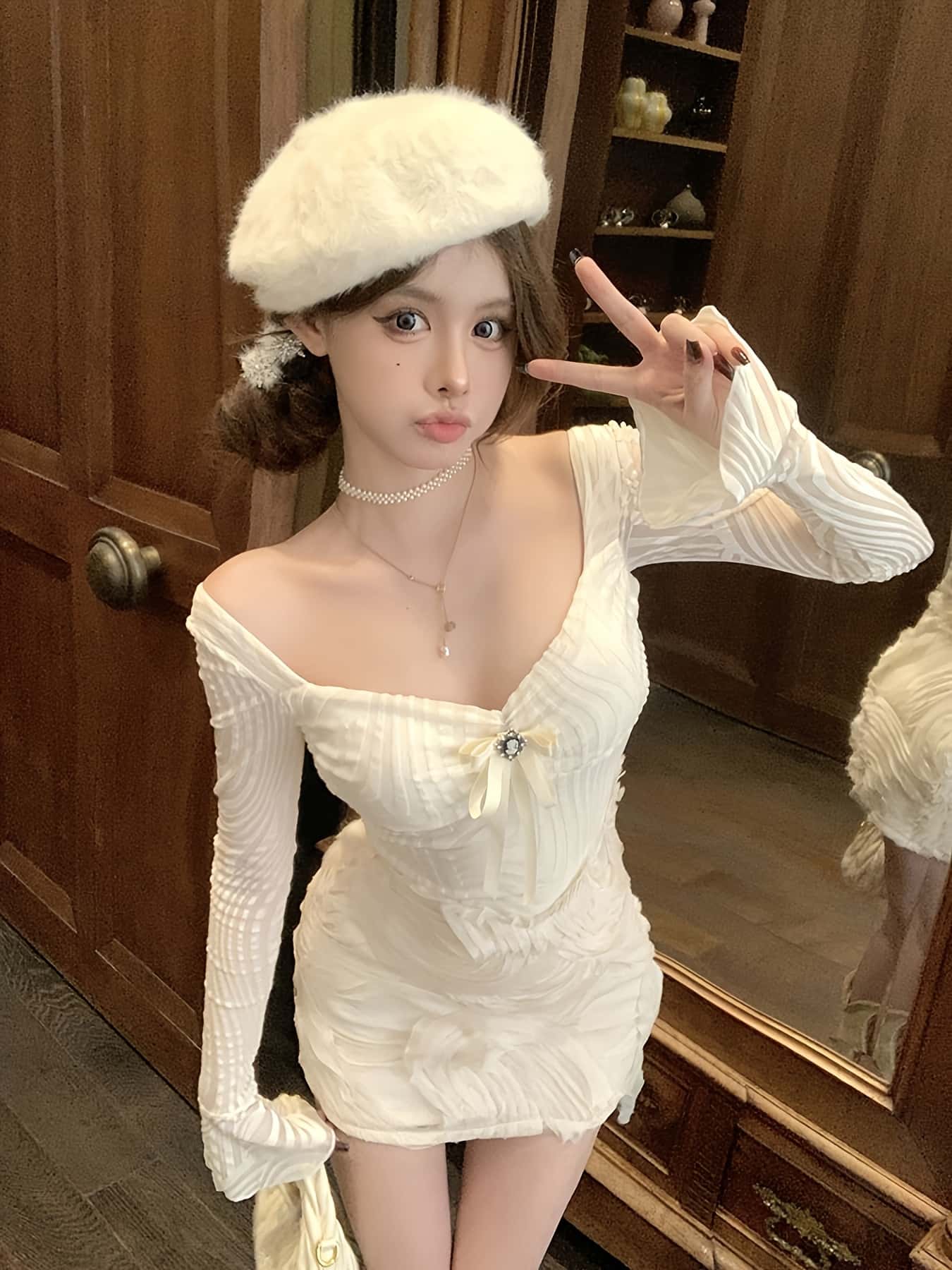 【あざと可愛い】ワンピース レディース ミニワンピ タイト 長袖 Vネック シャーリング リボン ギャザー 白 アイボリー ホワイト 膝上 丈 短め チュニック 着痩せ 細見え くびれ 美シルエット スタイルアップ デート 女子会 パーティー お呼ばれ 二次会 クリスマス 秋
