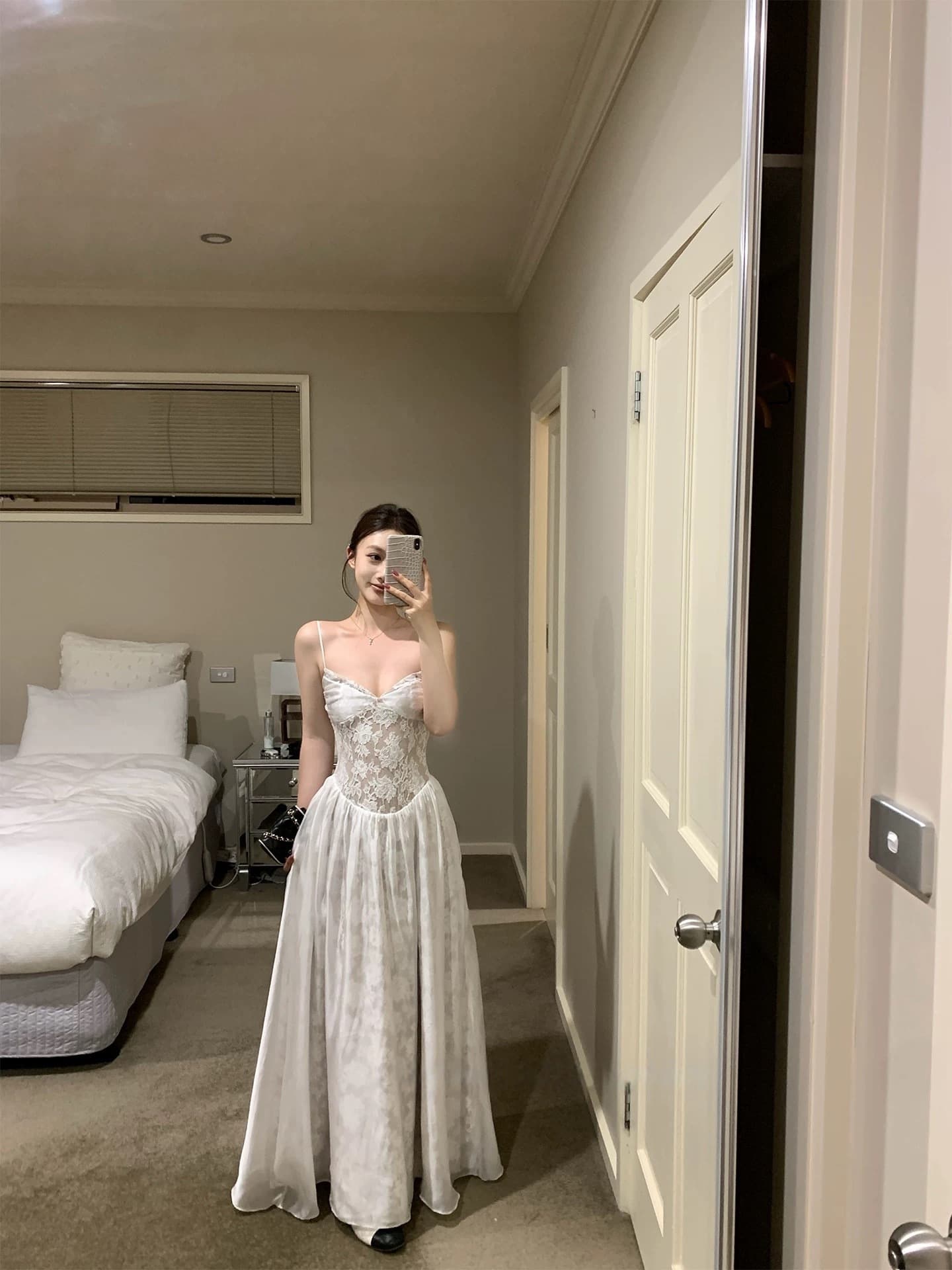 ドレス パーティードレス 結婚式 二次会 ロングワンピース 総レース Aライン 演奏会 発表会 ロング丈 花柄 刺繍 ビスチェ風 フェミニン お呼ばれ 謝恩会 きれいめ 上品 清楚 お嬢様 大人可愛い|Yokos