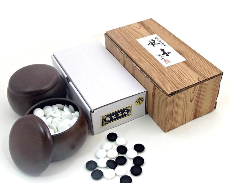 碁笥碁石セット 落ち着いた木目調 プラスチック碁笥銘木大(~9mm厚まで)と打ち心地ある硬質ガラス新生碁石竹(約9mm厚)白石180個・黒石181個|YOROZUYA本舗 店