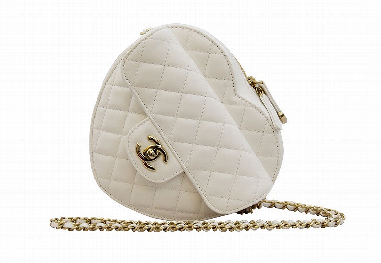 【新品負けず劣らず・未当て嵌める品】シャネル  CHANEL  子ヒツジひと肌  ハート型シェイプ  チェーン店肩肉  白いこと/AT220547