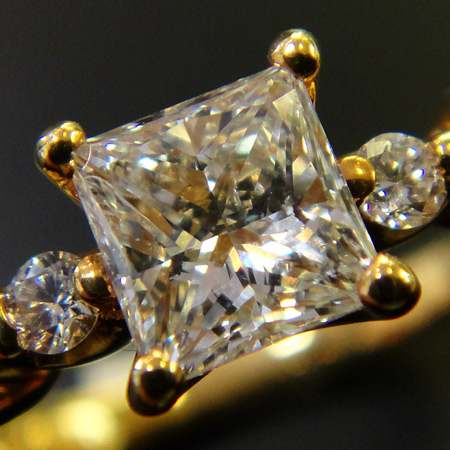 【楽天市場】(あす楽)ファンシーズ K18ダイヤモンドリング (スクエアシェイブ)カット 0.416ct DTC(正規品）鑑定書付きサイズ12