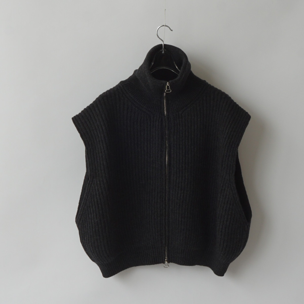 NYLON TAFFETA CLASSIC OVERSIZED DOWN VEST(23WVE-#929S) Jane Smith(ジェーンスミス) NYLON TAFFETA CLASSIC OVERSIZED DOWN VEST(23WVE-#929S) Jane