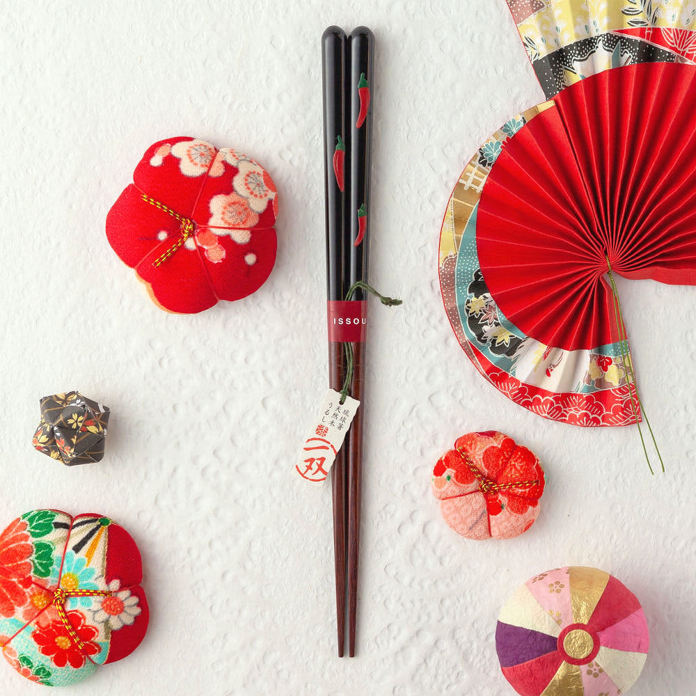 箸 食器 カトラリー グラス 桐箱入 箸 もらってうれしい おくってたのしい 名入れギフト 二膳 二膳セット 全2種 琉球堆錦 結婚祝い 箸 名入れ無料 琉球堆錦という手法を用いて施されたとうがらし模様がかわいいお箸です 全2種 名入れ 夫婦箸 一双とうがらし お箸