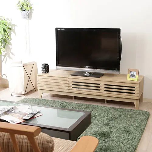 [テレビ台 150cm] ロータイプ ルーバーデザイン 扉付き収納 スライドレール付き 引き出し付き ナチュラル 収納スペース デザイン性 実用性 スタイリッシュ フラップ扉 奥行42cm 高さ38.5cm｜ユアダイニング 店