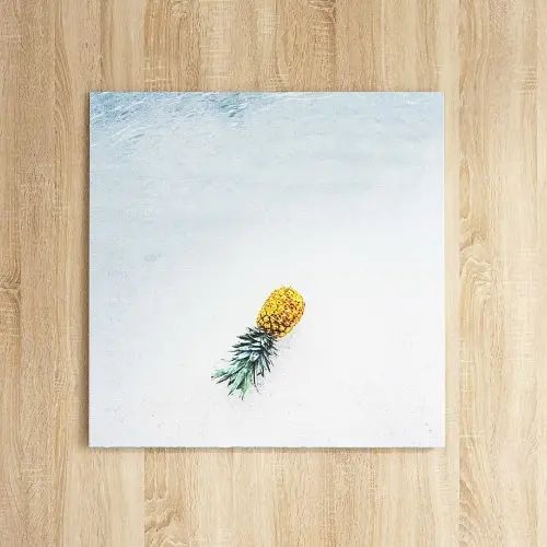 砂浜に落ちている パイナップルのファブリックボード の商品写真