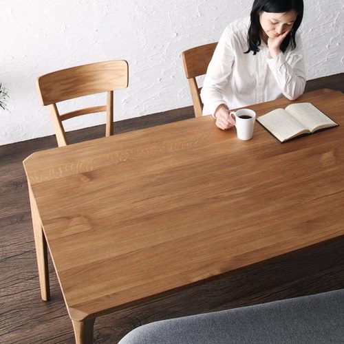 4人用ダイニングテーブル 幅150cm 奥行き85cm 高さ70cm 天然木使用 木脚 シンプル アジャスター付き