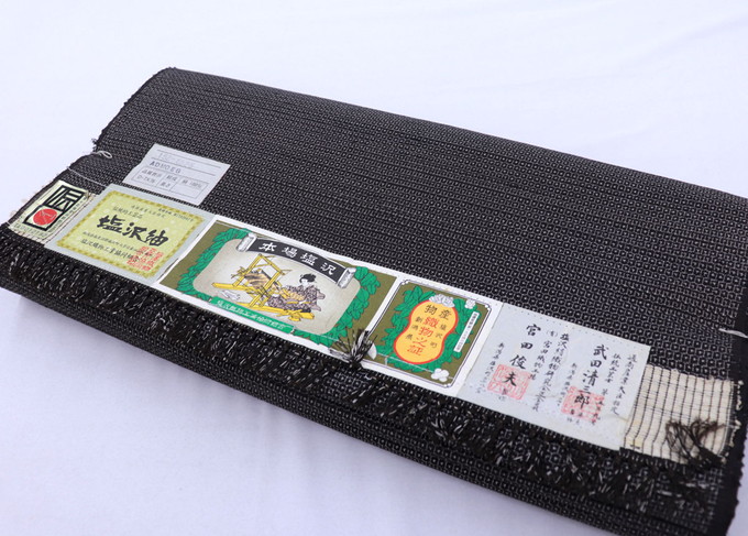 【老舗 宮田織り地工業プラント】言い慣わし芸術品 発祥地塩沢紬◆着尺 織り地◇黒地 100亀甲絣◆正絹【塩沢織り地産業一緒になる一体化証紙付】 幅約39.0糎