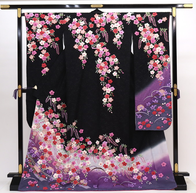 【当店厳選★振袖】お仕立上り・新古品特価◆黒地×紫色　桜・藤 ・銀通し　空絞り【正絹】卒業式・成人式・結婚式に◆個性的