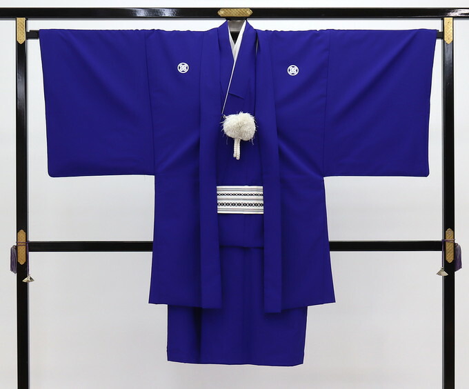 【裄大きめサイズ】【中古特価】男性着物＋紋付羽織セット【違い鷹の羽紋】◇鮮やかなブルー系　無地【カラー紋付】◆ポリエステル※角帯と羽織紐は付属しません※