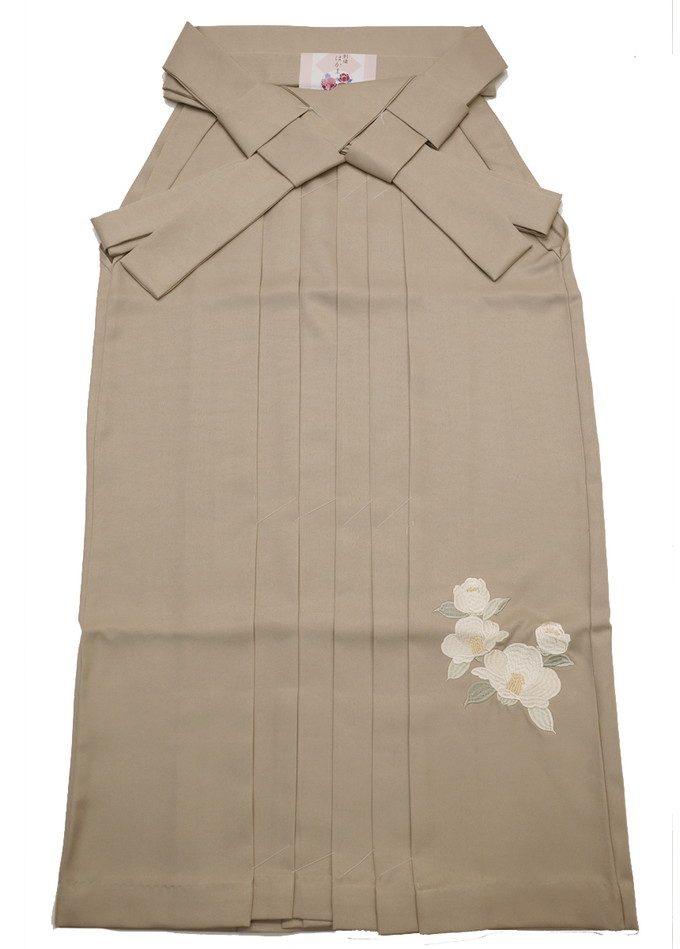 お上さん袴/ポリ【新品】【M大きさ】はいからさん◇くすみ色 カフェオレ系・椿刺しゅう◆分かりやすいで合わせ分かりやすい◎一般受けの精緻さ色合い◆紐下：約91糎