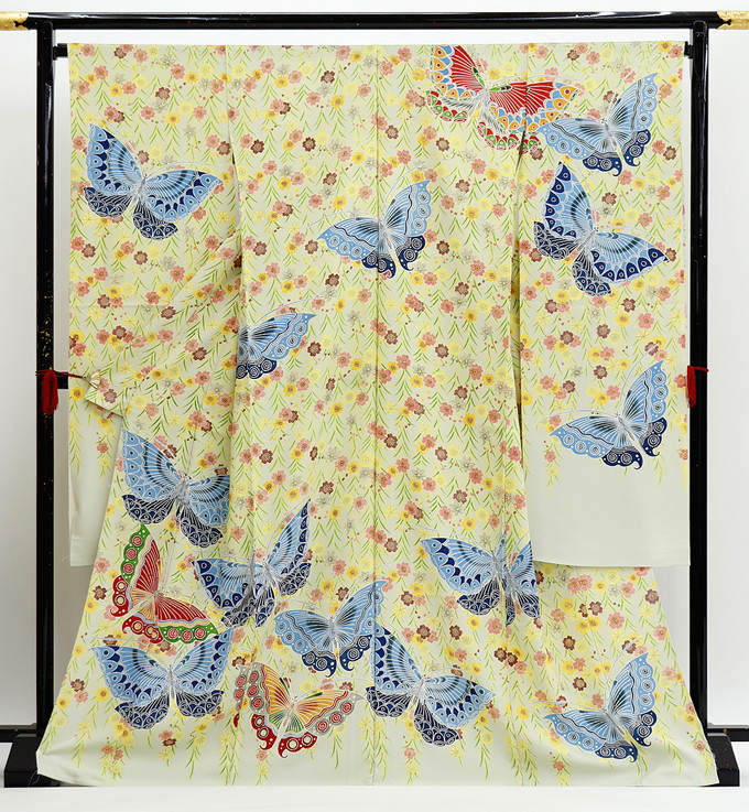 ★未仕立て【下見ＯＫ】新品振袖☆仮絵羽　薄若菜色地　蝶・桜　紅型　※訳あり　画像参照※