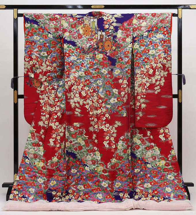 ★色打掛　チェリーレッド×紫地・シルバー　花鳥風月・御所車　落款入り【中古】織◇【状態ランクB】◆