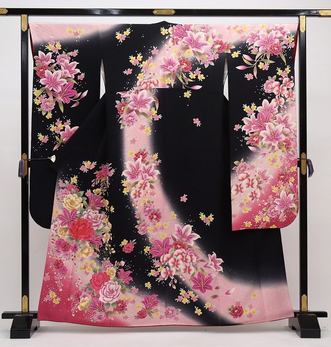 【裄長め】振袖【中古】黒地・サクラ色系 華爛漫・カサブランカ【物質の状態序列付けるＢ】