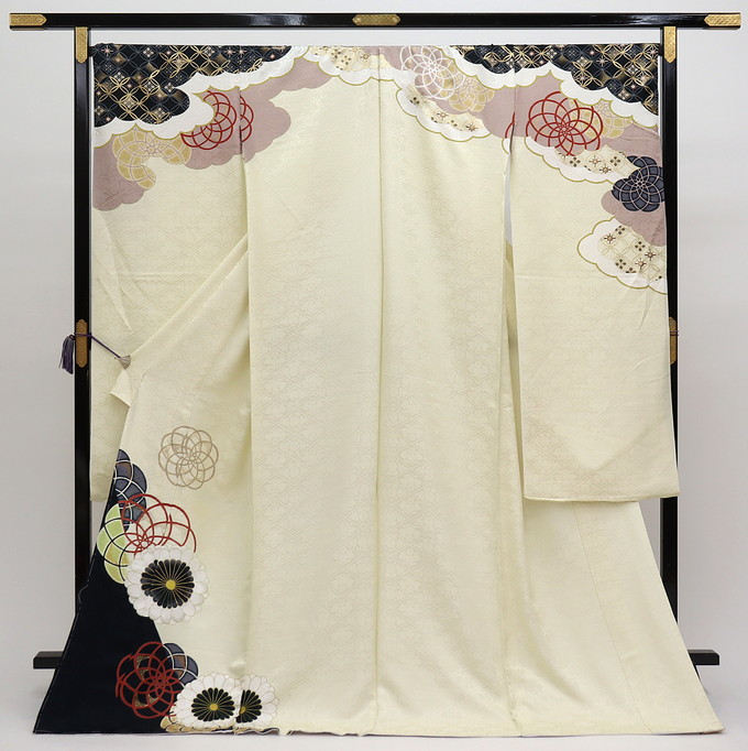 【訳アリ特価】未仕立て 新品振袖 仮絵羽【丹後ちりめん】正絹◎薄クリーム色系・黒系 ニュアンスカラー 大柄な花・七宝◆人気のくすみカラー【紋意匠】※訳アリ 画像参照(下前身頃内側にヤケ・上前身頃に小さなシミ有)※|和装の優彩