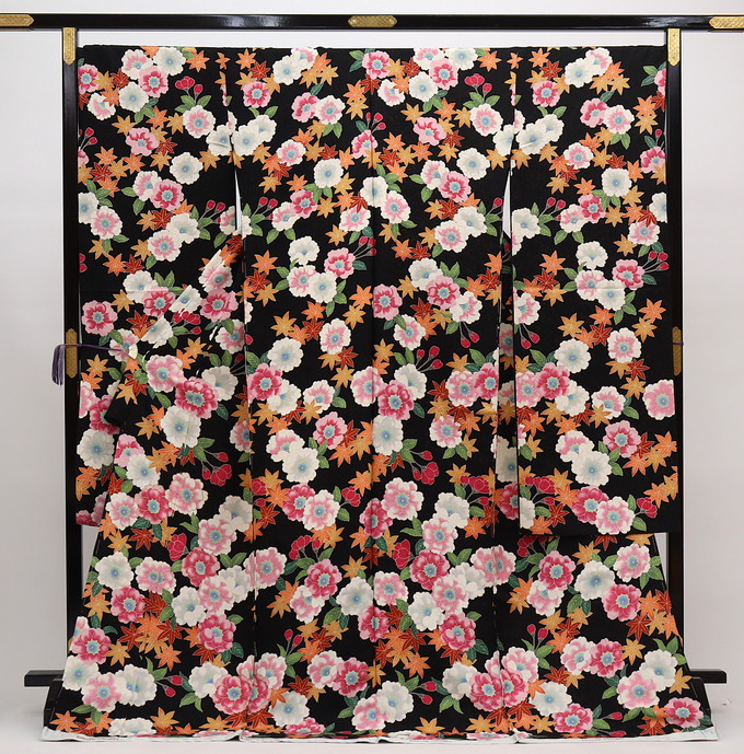 ★【下見板ＯＫ】未仕立てもの 新品振袖 仮絵羽【日本の絹 丹後ちりめん】◆正絹◎黒系 八重桜・槭樹 銀通し◆