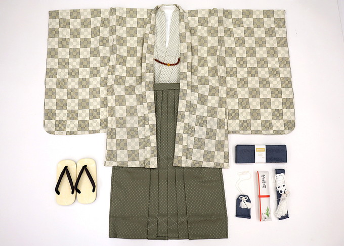 【新古品】【ひさかたろまんブランド】男の子【５歳用　アンサンブル+袴セット】◆着物+羽織+袴+小物セット◆薄クリーム色×グレー系（着物）　カーキグリーン系（袴）