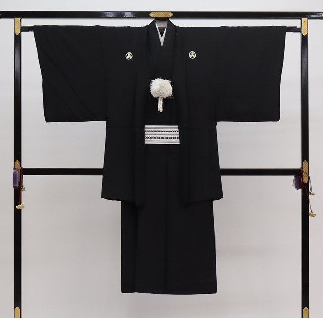 【中古特価】成人男性御召しもの＋紋付羽織書き割り【丸に参柏】黒地◆正絹※角帯と羽織紐は嘱するしません※