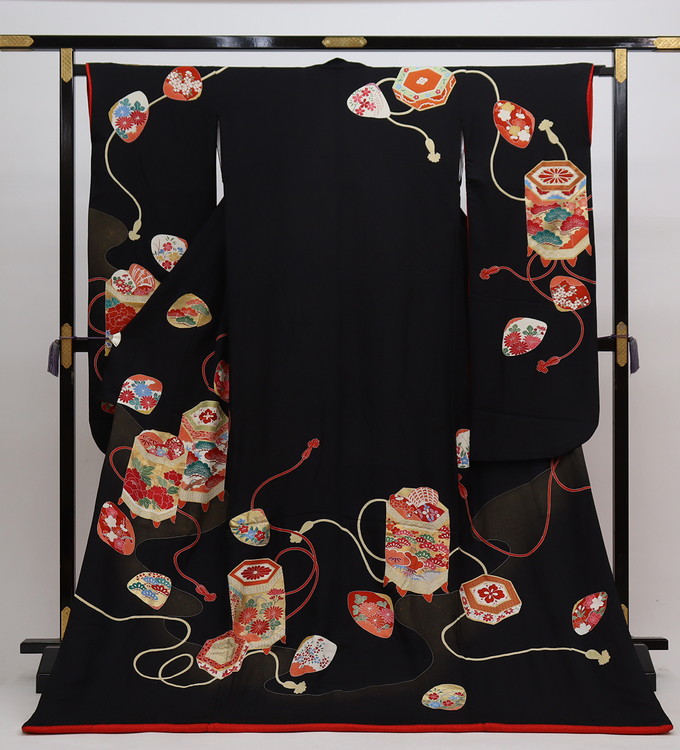 【希少入荷！】憧れの黒引き　赤比翼◇大振袖・引き振袖 【中古】黒地　貝合わせ・貝桶【状態ランクＢ】婚礼衣装◇高貴で厳粛なカラー　豪華◎｜和装の優彩