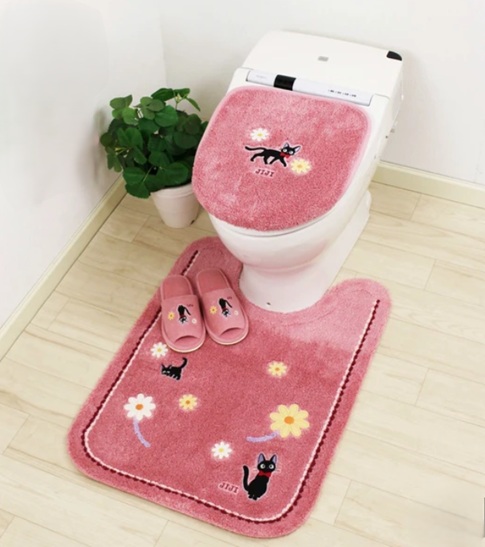 魔女の宅急便 ロングトイレマット 3点セット ・トイレマット 80&times;60cm ・ トイレ兼用フタカバー 吸着タイプ　・スリッパ 　ジブリ ジジ 花さんぽ ピンク トイレタリーセットキャラクターグッズ｜ユーティ店 8,316円