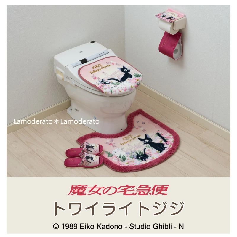 3点セット 魔女の宅急便/3点セット:兼用/58×60cm『トワイライトジジ』(トイレマット・兼用フタカバー・スリッパ)ピンク|ユーティ店