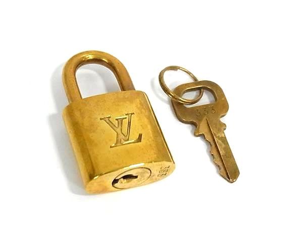 【鑑定済み！】シャネル カデナ 鍵2個付き 南京錠 シルバー キーロック 鑑定済み！】シャネル カデナ 鍵2個付き 南京錠 シルバー キーロック