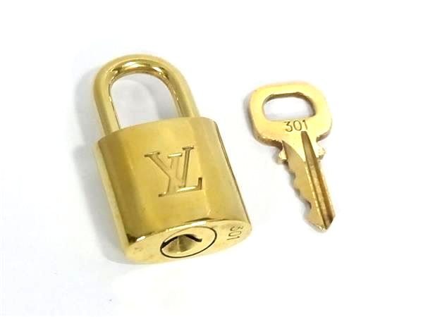 【鑑定済み！】シャネル カデナ 鍵2個付き 南京錠 シルバー キーロック 楽天市場】CHANEL シャネル カギ カデナ パドロック 南京錠 キー2つ
