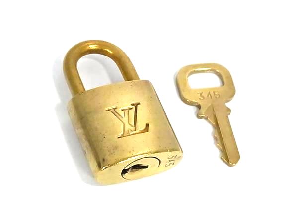 シャネル バッグ 付属品 南京錠 パドロック 鍵 付き ゴールド 楽天市場】CHANEL シャネル カギ カデナ パドロック 南京錠 キー2つ