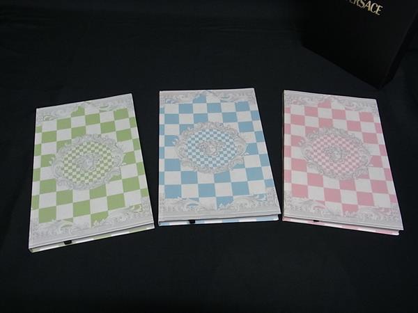 ■新品負けず劣らず■ VERSACE ヴェルサーチ メデューサ ノートパソ おぼえ書き紙 文房具 ステーショナリー 3点書き割り マルチ色合い FX1807