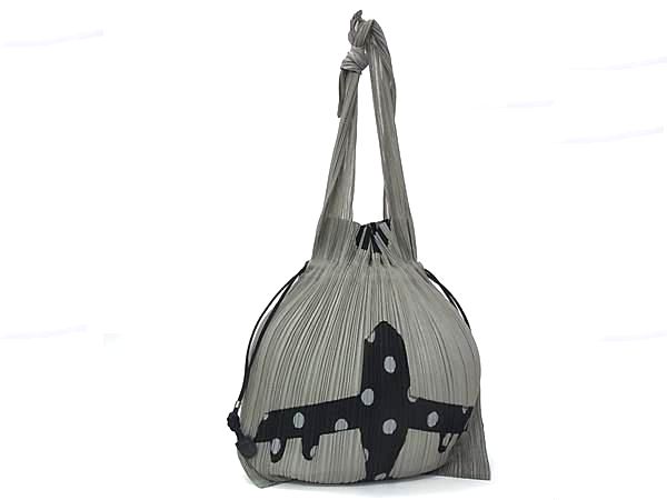 ■新品負けず劣らず■ PLEATS PLEASE ISSEY MIYAKE 筋目プリーズ イッセイミヤケ ポリエステル 合切袋型 ショルダーバッグ 薄墨色系 FZ2297
