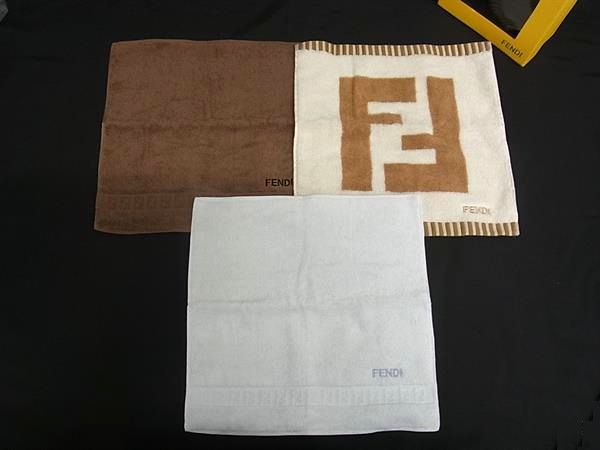 フェンディ　FFタオル　ビーチタオル　赤　美品 FENDI - 最終値下げ！FENDI バスタオル ビーチタオルの通販 by