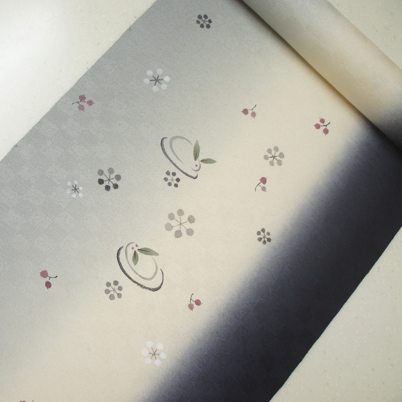 正絹紋意匠引きぼかし９通染帯　たれ先無地　手描き　染帯　雪うさぎ柄　黒地