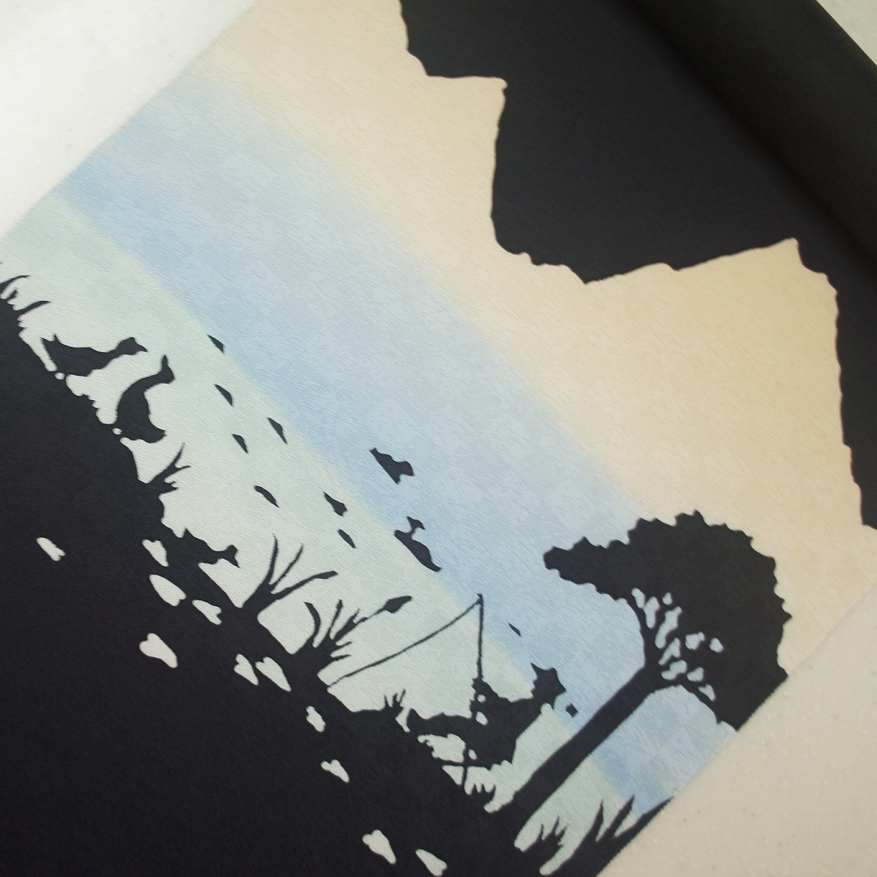 正絹紋意匠ローケツ染帯 黒地　堰出し染　ヌレ描き　染め帯　影絵　水辺のひと時柄
