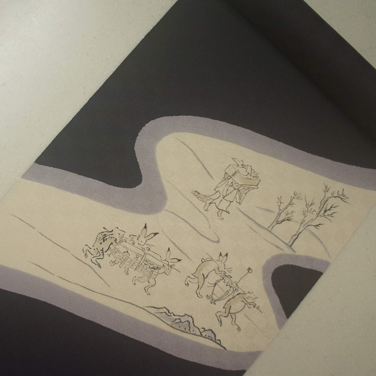 正絹紋意匠手描き友禅染帯　濃く渋い紫地　鳥獣戯画柄　染め帯