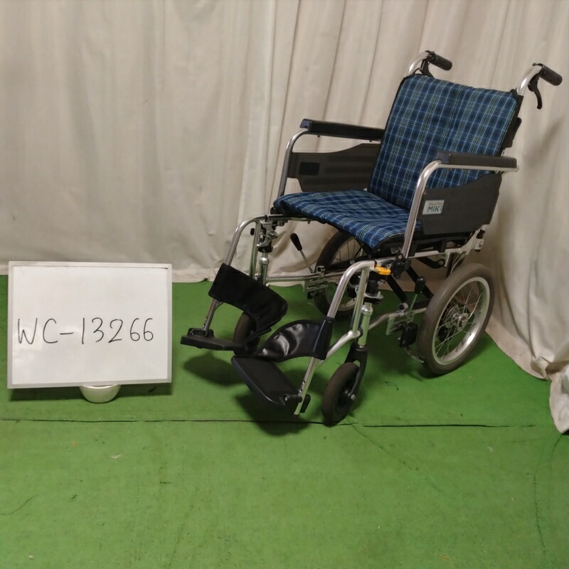 【B位置づける 中古 車いす】ミキ しり押し式 車いす SKT-2 (室内用便器-13266)【車イス くるまいす 介護 恩恵物の具 社会復帰 軽さ パウダーコンパクト しり押し型 折りたたみ 介護装置 肘上：有 しり押し打ちきり：有 フットスイング：有】