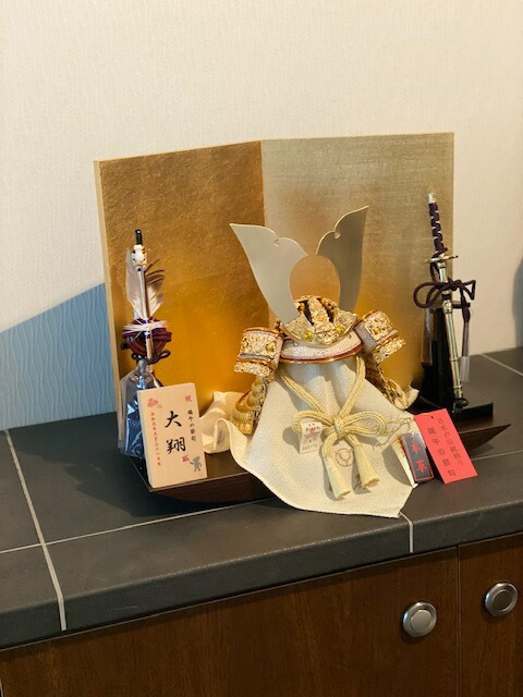 【五月人形】【コンパクト】【端午の節句】【平台飾り】白鐘(しろがね)6号兜平台飾りダークカラー