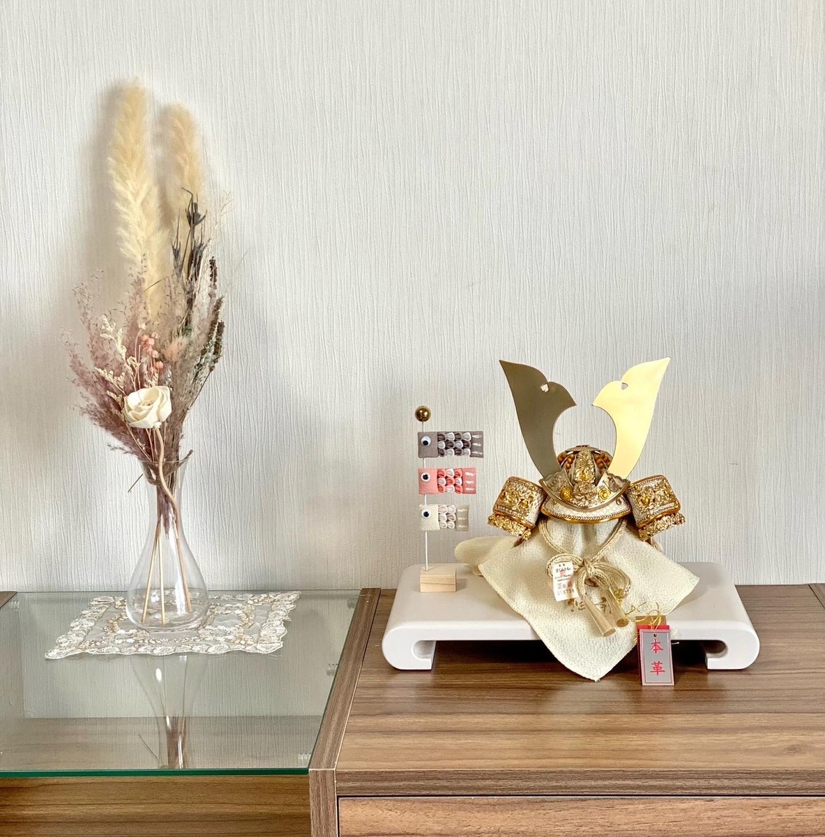 【五月人形】【コンパクト】【端午の節句】【平台飾り】 一（はじめ）4号兜平台ニュアンスカラー鯉幟飾り｜甲冑工房　悠雅