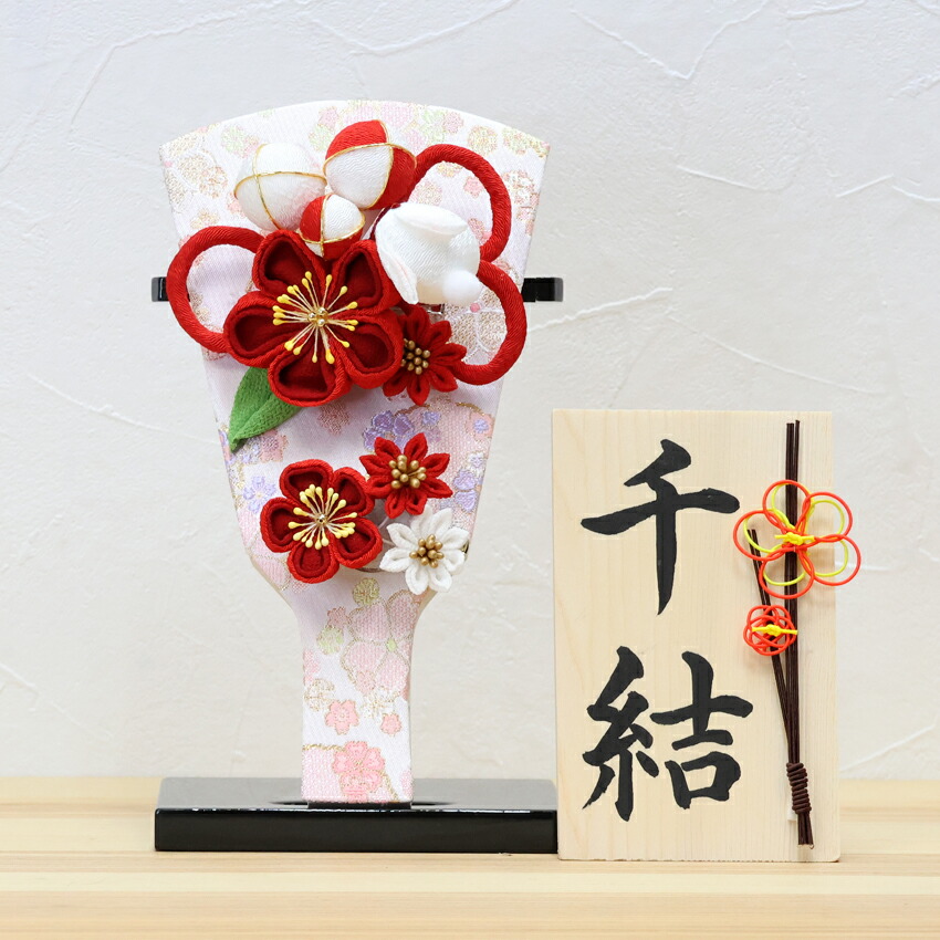 羽子板 コンパクト かわいい おしゃれ ミニサイズ 初正月 うさぎかんざし 赤 飾り台付 羽子板の高さ約21cm 手書き 名入れ 木札 無料特典付き 送料無料 羽子板飾り 羽子板ケース飾り 初節句 女の子 正月飾り 迎春飾り 迎春 お正月 .羽子板.