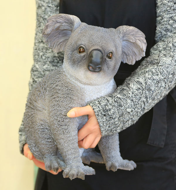 リアルなコアラちゃんがあなたのお庭を演出 置物 フィギュア コアラ 花 ガーデン Diy 雑貨 エクステリア ガーデンファニチャー 置物 フィギュア コアラ ガーデンオーナメント 置物 Wilwheaton Net