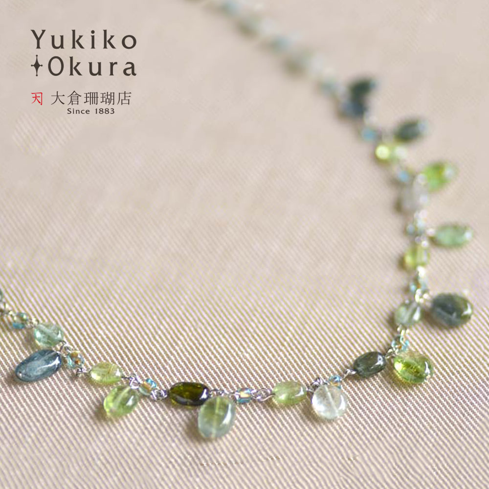 グリーントルマリン、本琥珀のセミロングネックレス グリーントルマリン、本琥珀のセミロングネックレス